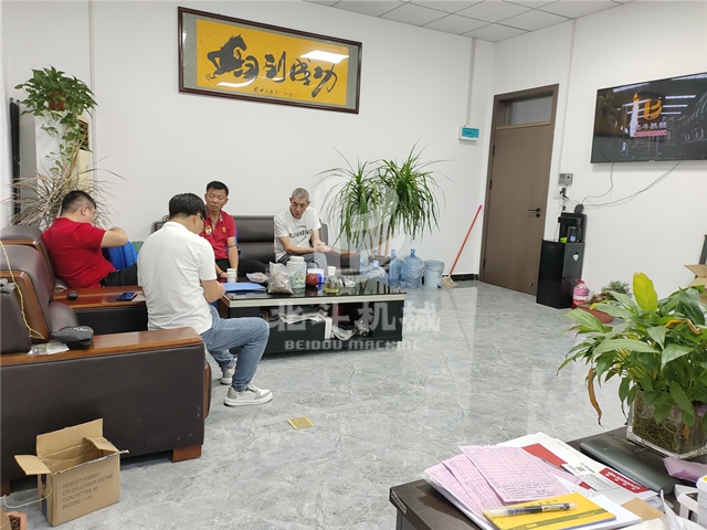 實(shí)拍客戶(hù)參觀(guān)秸稈粉碎機(jī)制造車(chē)間